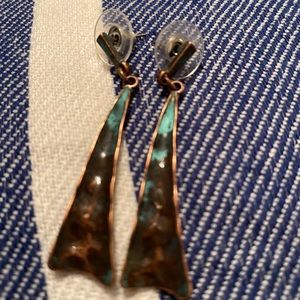 Metal dangling earrings. In Excellent Condition!